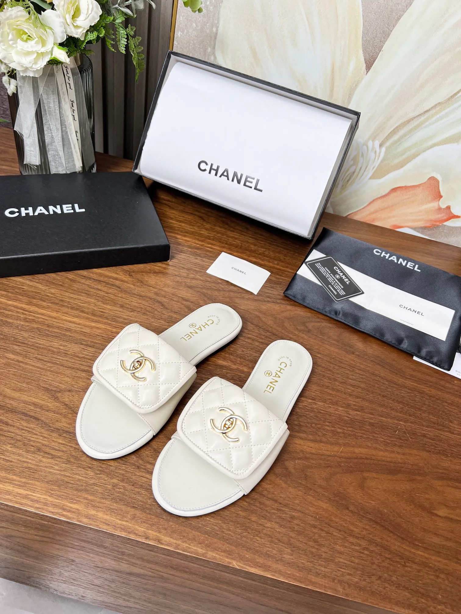 👟👟Ex-factory price 440👟👟Chanel classic slippers✅, very classic made of diamond-patterned cowhide😊 And it also has Chanel's classic gold buckle, heel, comfortable and easy to wear. Fabric: cowhide. Lining: cow lining. Color: black, white. Size: 35-42 (41, 42 can be customized and non-returnable). Outsole: Made of genuine leather outsole. Packaging: with card, cloth bag